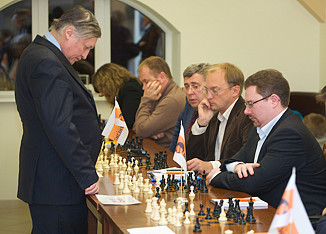 Участники сеанса одновременной игры Анатолия Карпова